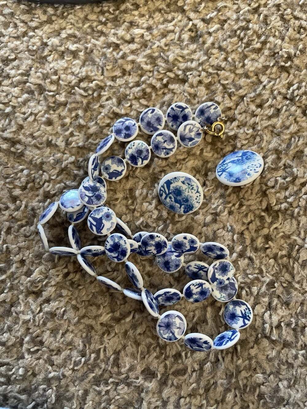 Vintage Long Endless Blue Floral Plastic Flat Bead Necklace and earrings - Picture 4 of 4